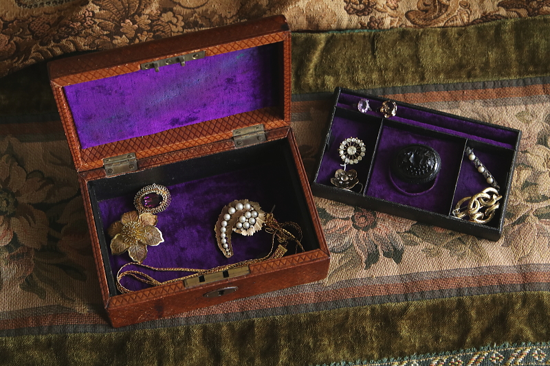 花のエングレービング　レザージュエリーボックス　イギリス アンティークストリュフ