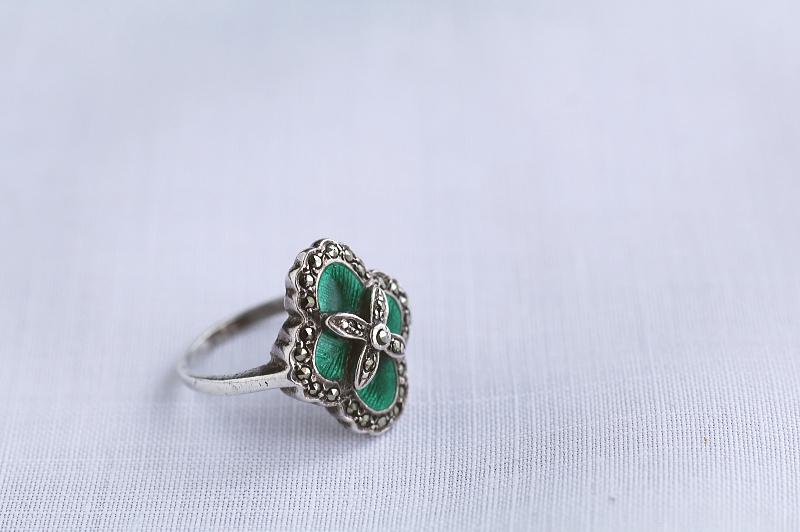 ギロッシュエナメル　マーカサイト　シルバーリング　四葉のクローバー　ヨーロッパ アンティークストリュフ