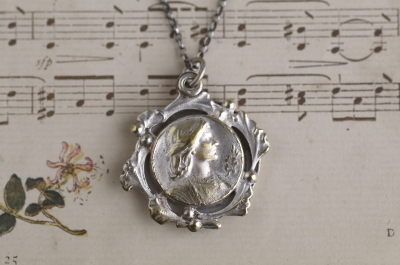 ジャンヌダルク　ロケットペンダント　アンティークジュエリー　ヴィンテージアクセサリー　イギリス　フランス　ヨーロッパ　アンティークストリュフ　20251209