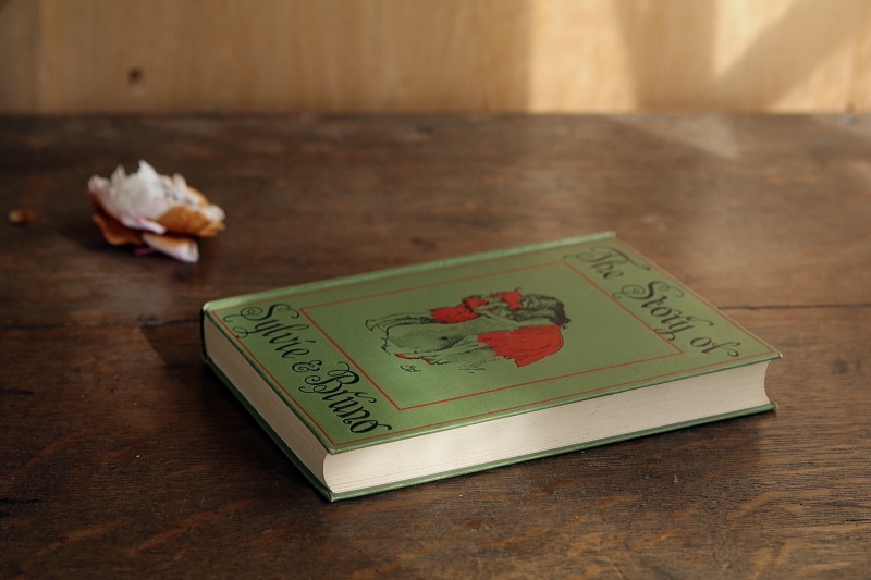 <IMG src="file:///D:/truffleHP/WADAX A&C2/image591144.jpg" width="800" height="533" border="0" alt="ルイス・キャロルの物語　シルヴィーとブルーノ　イギリス アンティークストリュフ">