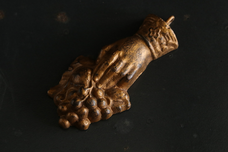 葡萄を持つ手のカーテンウェイト　フランス アンティークストリュフ