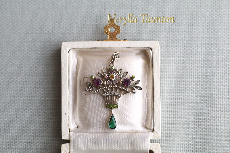 カラーペーストの花籠　シルバーペンダント　ヨーロッパ アンティークストリュフ