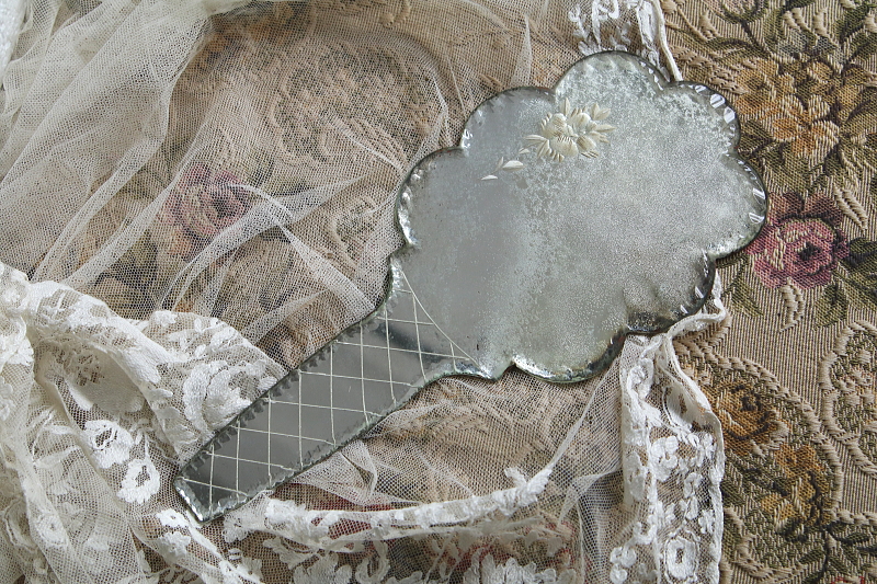 花のカットのハンドミラートレイ　フランス　アンティークストリュフ