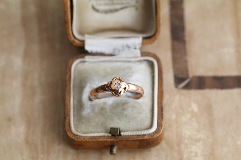 オールドヨーロピアンカット　シングルストーンゴールドリング　エンゲージ　イギリス　アンティークストリュフ