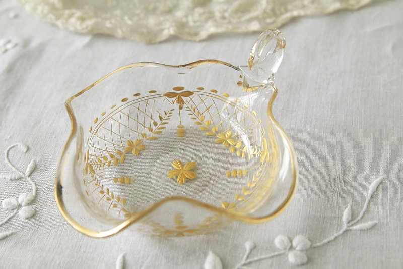 金彩のガラスハンドルディッシュ　花模様　フランス　アンティークストリュフ