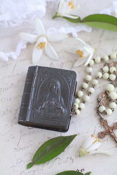 聖心の聖母聖書型ロザリオケース　ブリキ　フランス　アンティークストリュフ 20250507
