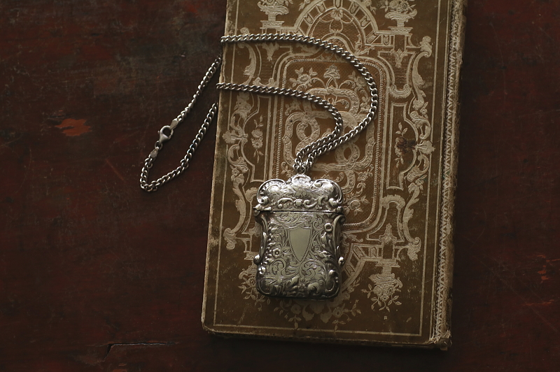 エングレーヴィングのヴェスタケース　ヴィクトリアン　イギリス　アンティークストリュフ