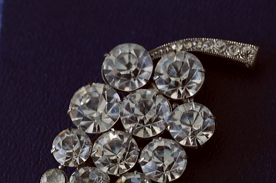 ラインストーン　ブドウドレスクリップ　イギリス　アンティークストリュフ