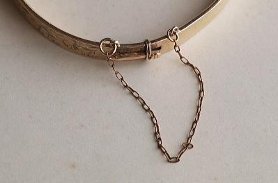 アラベスクのエングレービングブレスレット　バングル　ゴールドプレート　イギリス　アンティークストリュフ