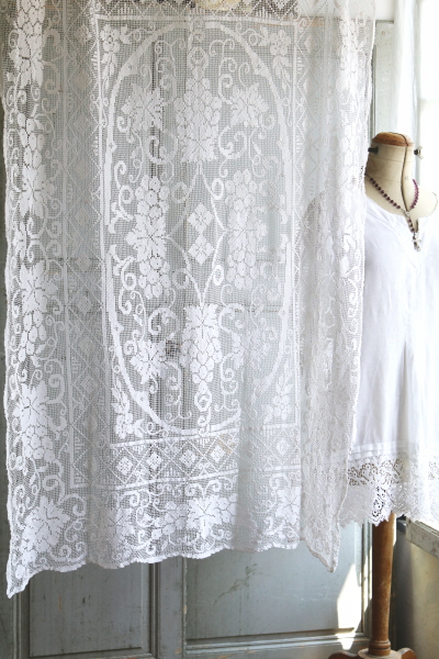 葡萄柄のフィレレースパネル　テーブルクロス　イギリス　アンティークストリュフ 20250820