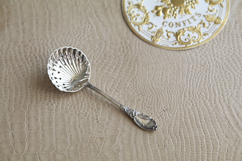 ロココパターンのシュガーシフタースプーン　イギリス　アンティークストリュフ