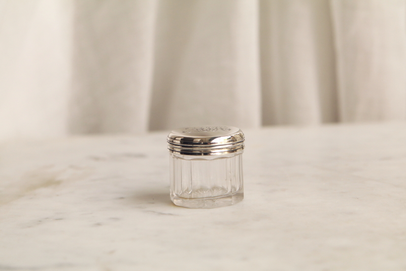 銀蓋の小さなガラスクリームジャースターリングシルバー　ヴィクトリアン　イギリス　アンティークストリュフ