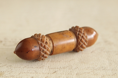 ドングリの木彫ニードルケース　イギリス　ヴィクトリアン　アンティークストリュフ