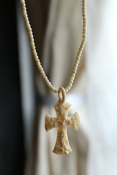 アイボリーフラワークロスペンダント　花十字　フランス アンティークストリュフ