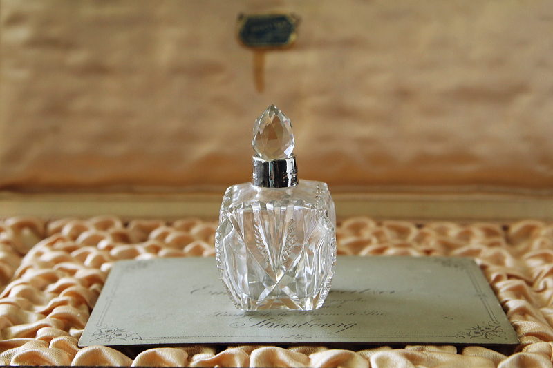銀巻きのカットガラスパフュームボトル　イギリス アンティークストリュフ