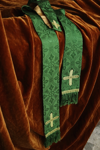 司祭の祭服　カトリック　アザミ　アンティークストリュフ 20251022