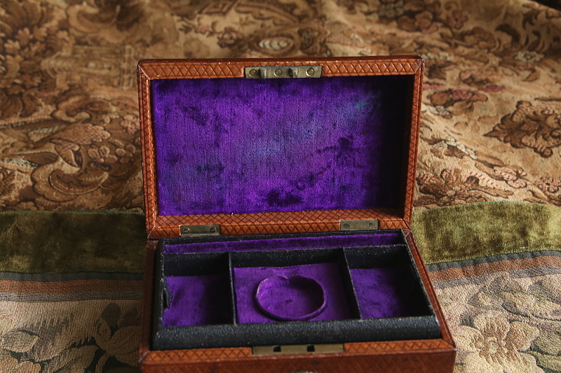 花のエングレービング　レザージュエリーボックス　イギリス アンティークストリュフ