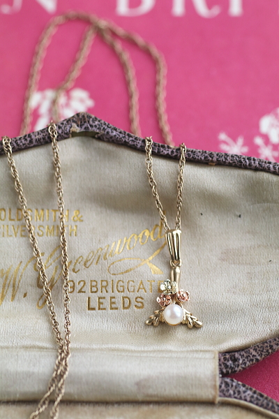 ツートーンゴールド　ベビーパールペンダント　ヴィンテージジュエリー　イギリス　アンティークストリュフ 20251218