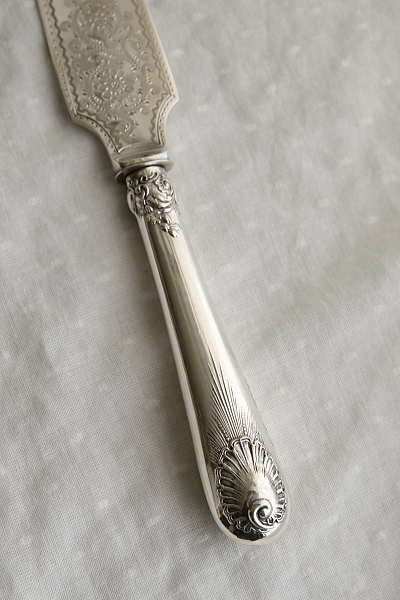 花のエングレーヴィングのケーキサーバー　walker and hall イギリス アンティークストリュフ