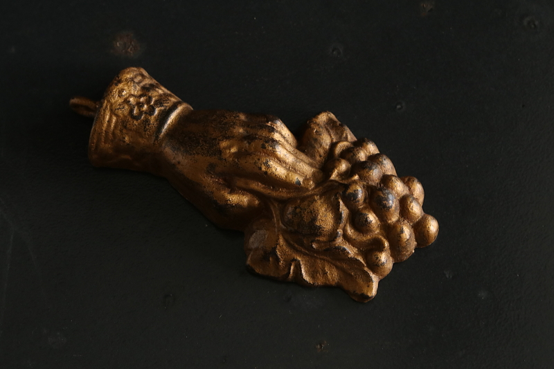 葡萄を持つ手のカーテンウェイト　フランス アンティークストリュフ