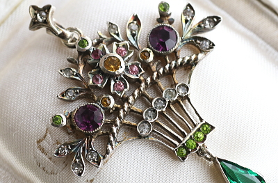 カラーペーストの花籠　シルバーペンダント　ヨーロッパ アンティークストリュフ