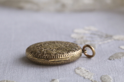 ベルト&バックル　エングレービングロケットペンダント　ヨーロッパ　アンティークストリュフ