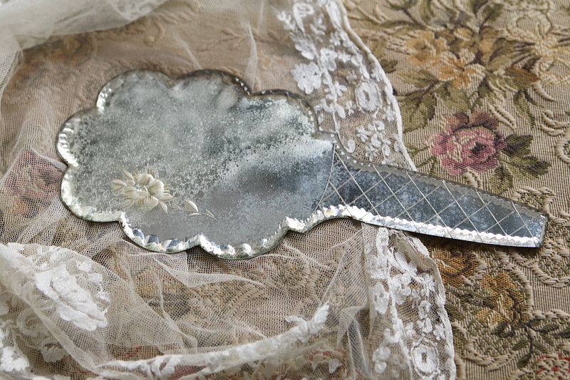 花のカットのハンドミラートレイ　フランス　アンティークストリュフ