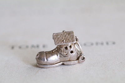靴の家のシルバーチャーム　ヴィンテージ　イギリス　アンティークストリュフ