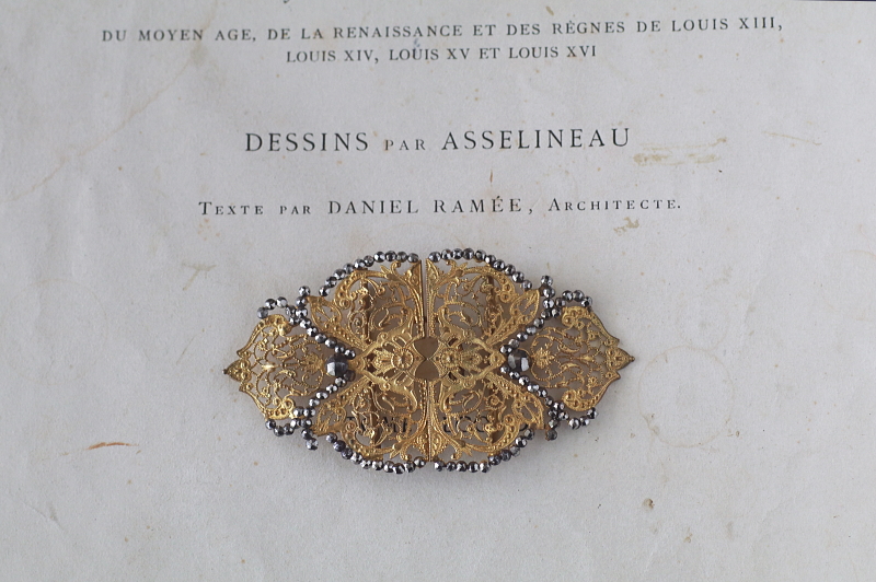 カットスチールのフィリグリーブロンズバックル　フランス　アンティークストリュフ