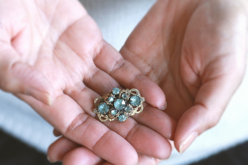 ブルーペーストブローチ　ブルージルコンガラス　チェコ　アンティークストリュフ