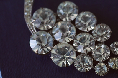 ラインストーン　ブドウドレスクリップ　イギリス　アンティークストリュフ