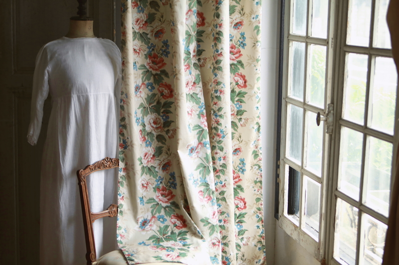       <FONT size="-1">金具が縫い付けられています。</FONT>