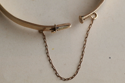 アラベスクのエングレービングブレスレット　バングル　ゴールドプレート　イギリス　アンティークストリュフ