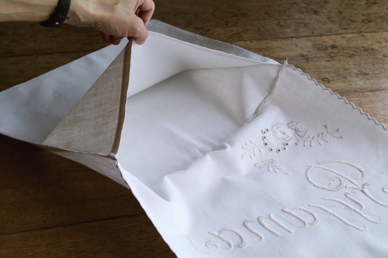 刺繍のリネンパジャマケース　イギリス　アンティークストリュフ