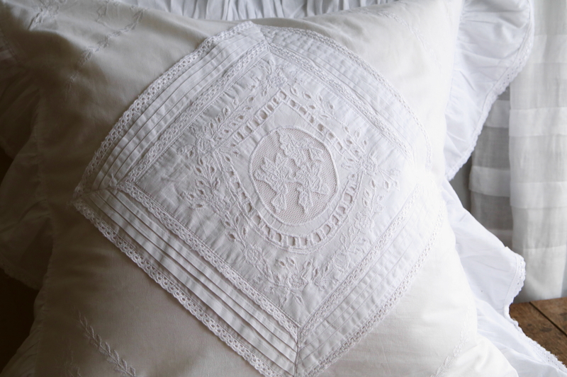 コットンラージクッションカバー　植物模様　刺繍　カットワーク　イギリス　アンティークストリュフ