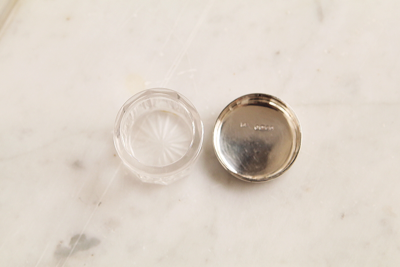 銀蓋の小さなガラスクリームジャースターリングシルバー　ヴィクトリアン　イギリス　アンティークストリュフ