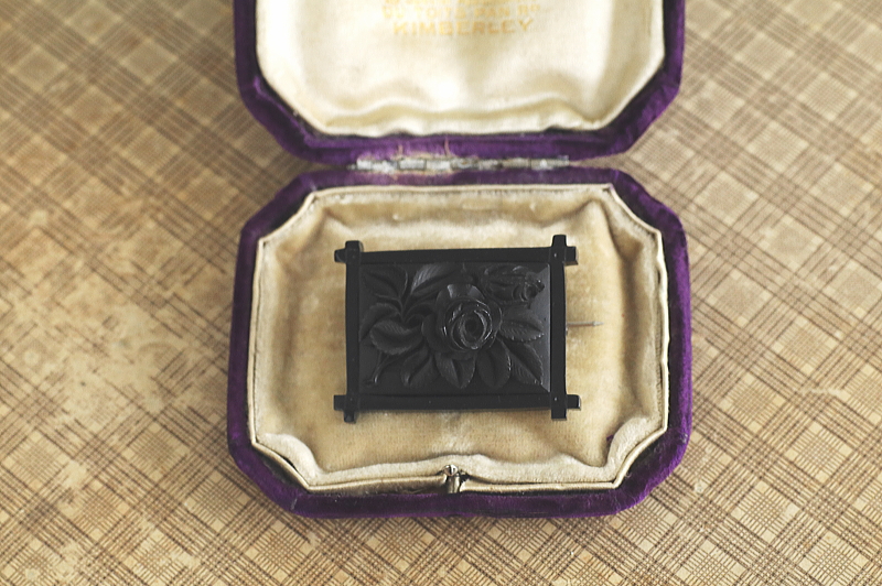 薔薇のフレームジェットブローチ　イギリス　アンティークストリュフ