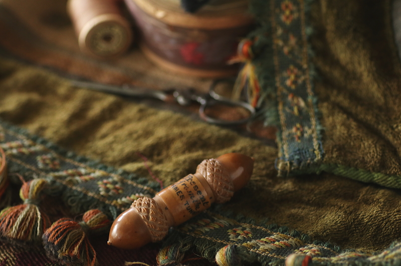 ドングリの木彫ニードルケース　イギリス　ヴィクトリアン　アンティークストリュフ 20250903