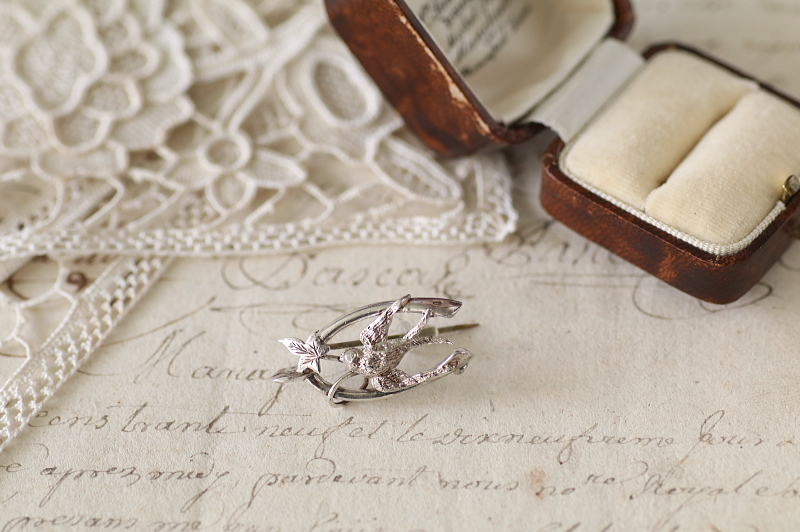 ウィッシュボーンとツバメ　スターリングシルバーブローチ　イギリス　アンティークストリュフ