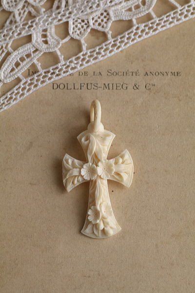 アイボリーフラワークロスペンダント　花十字　フランス アンティークストリュフ