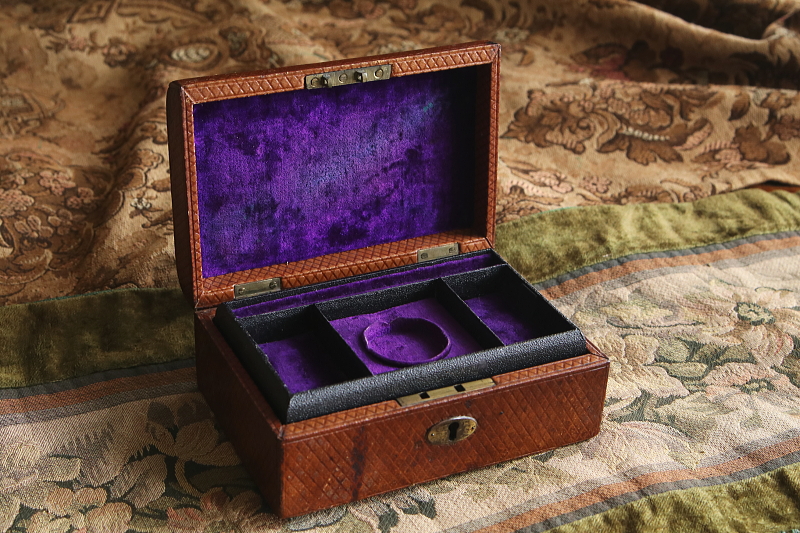 花のエングレービング　レザージュエリーボックス　イギリス アンティークストリュフ