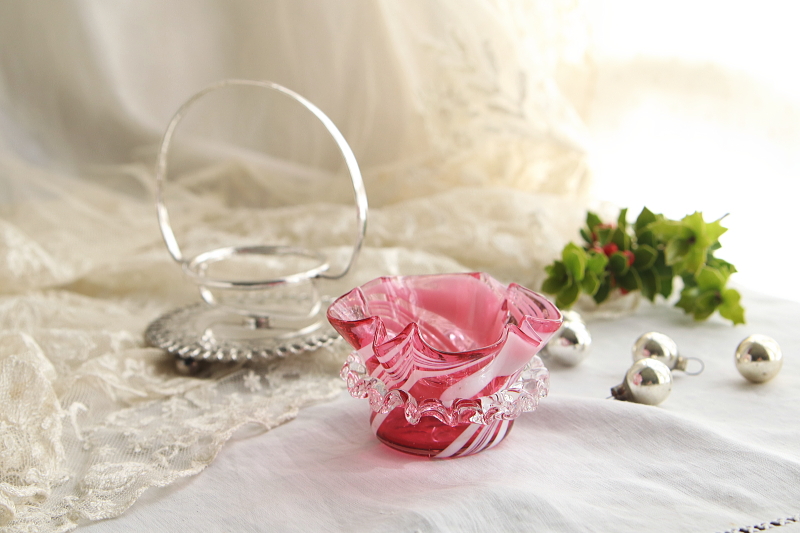 クランベリーガラスのソルトディッシュ　james deakin and sons マーブルパターン　イギリス アンティークストリュフ