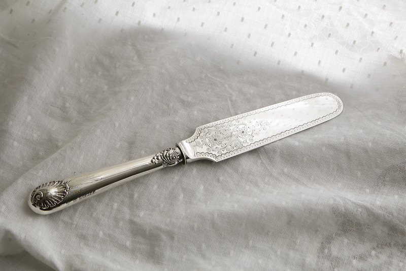 花のエングレーヴィングのケーキサーバー　walker and hall イギリス アンティークストリュフ