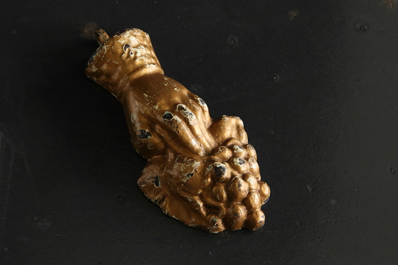 葡萄を持つ手のカーテンウェイト　フランス アンティークストリュフ