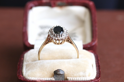 オーバルブルーサファイア　ダイヤモンドリング　イギリス　アンティークストリュフ