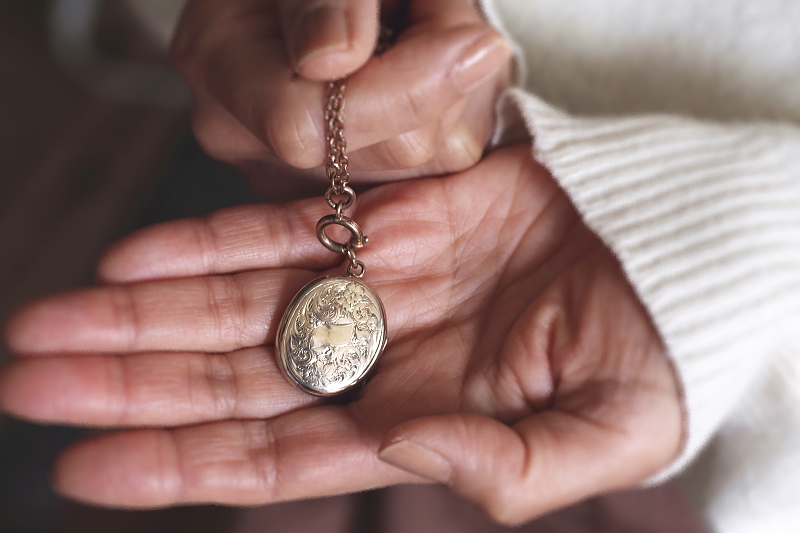 ゴールドフロントアンドバック　ロケットペンダント　ハンドエングレービング　イギリス　アンティークストリュフ