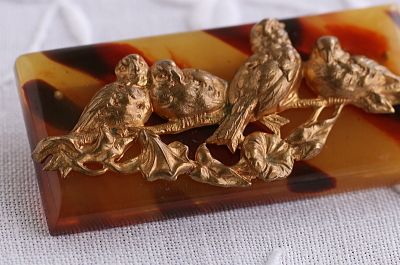 小鳥のレリーフのブローチ　べっ甲調　フランス　アンティークストリュフ