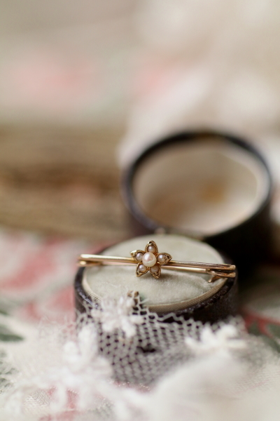 パールの小花のゴールドベビーピン　イギリス　アンティークストリュフ 202602010