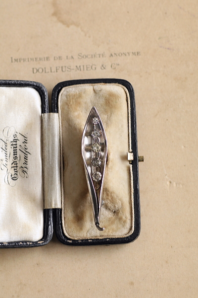 ペーストの鈴蘭シルバーブローチ　イギリス　アンティークストリュフ