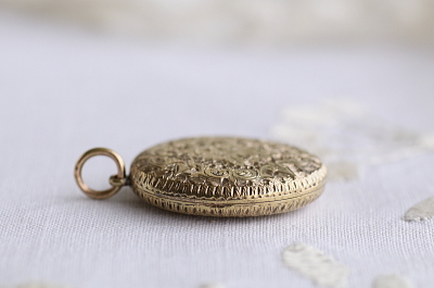 ベルト&バックル　エングレービングロケットペンダント　ヨーロッパ　アンティークストリュフ